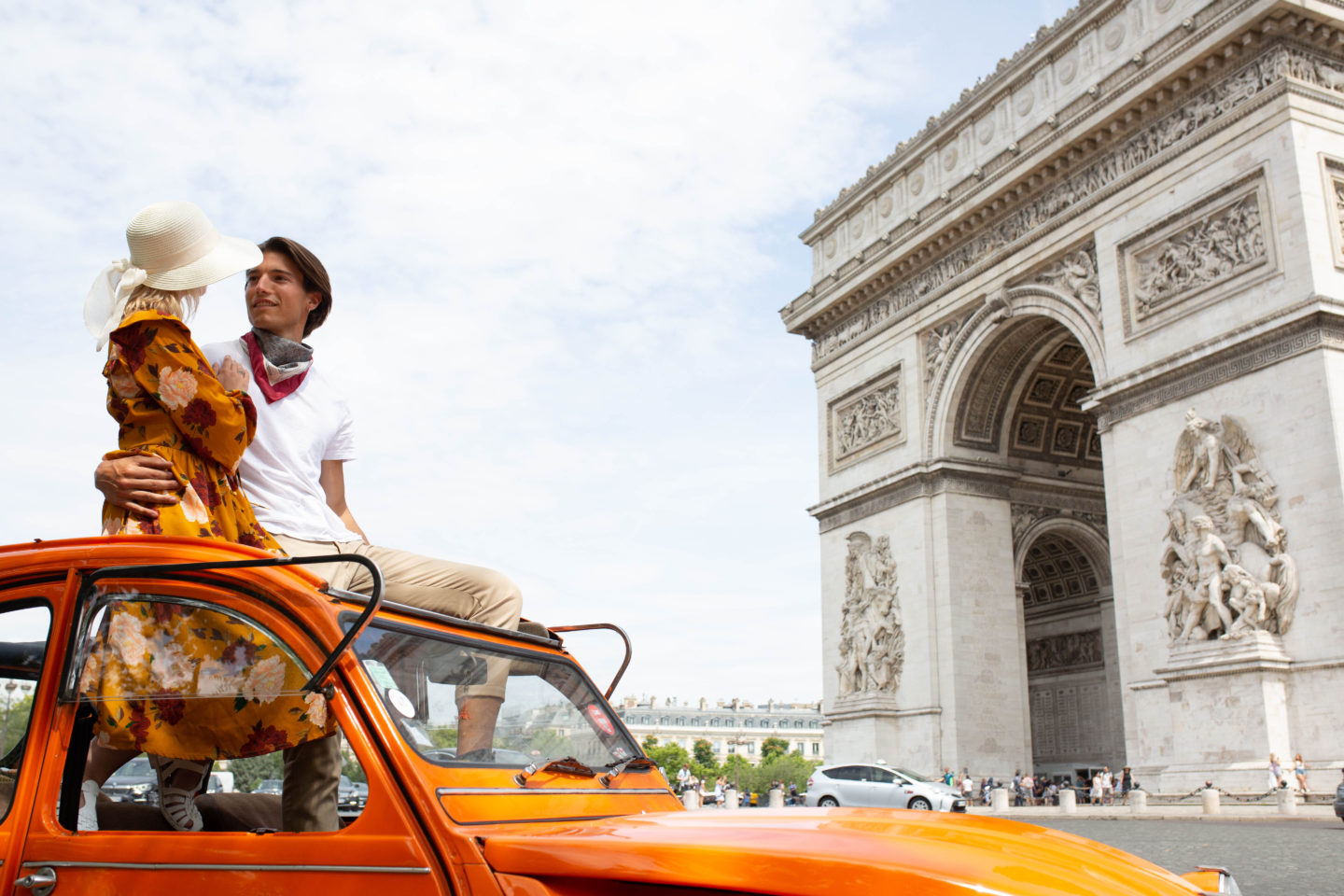 6786untitled1280 A couple in an orange car by the Arc de Triomphe in Paris